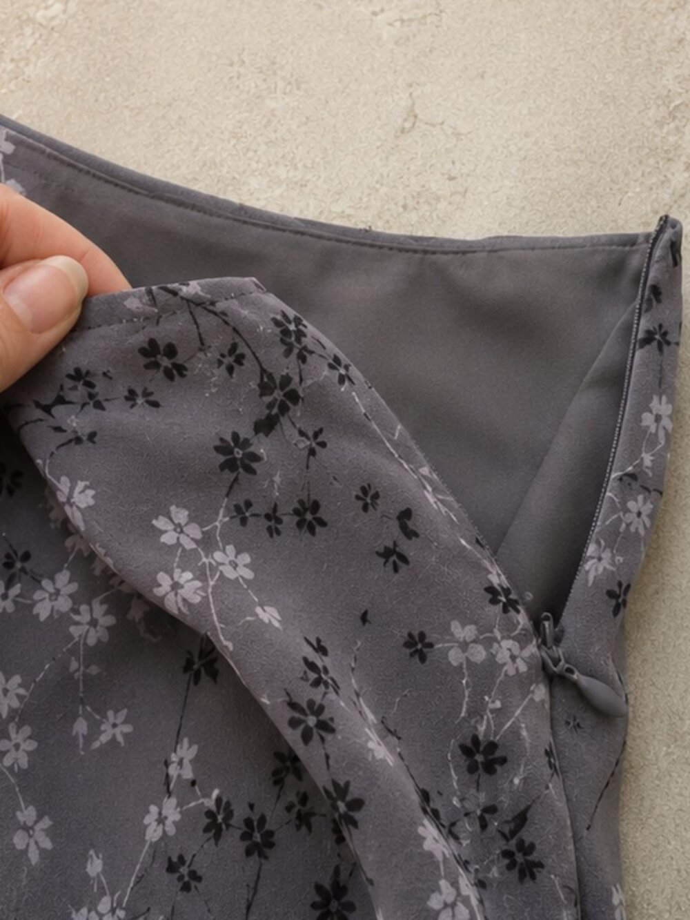 Vintage 100% Silk Floral Skirt Size 10 Gray Taupe Bias Cut Y2K - Picture 7 of 7